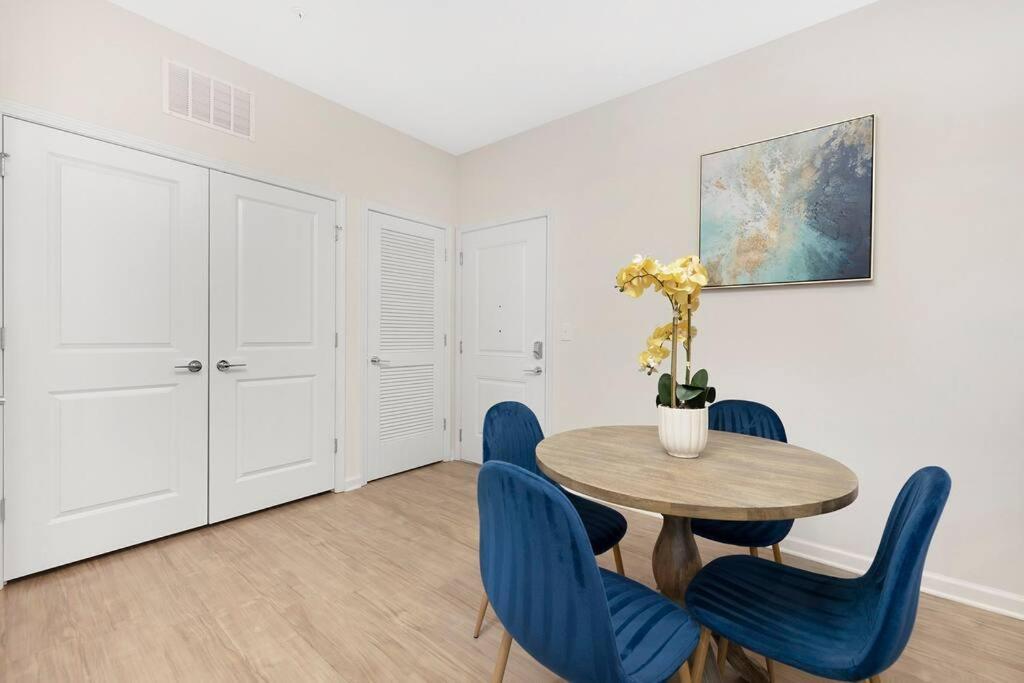 Stylish New Condo In Concord Luaran gambar