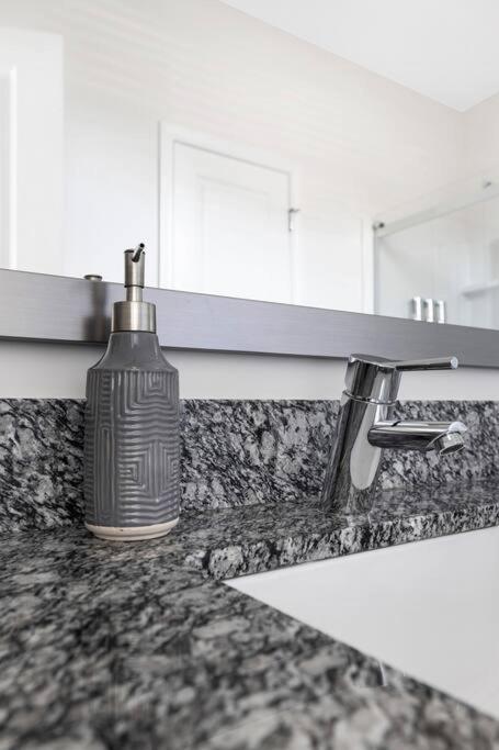 Stylish New Condo In Concord Luaran gambar