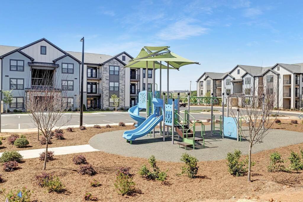 Stylish New Condo In Concord Luaran gambar