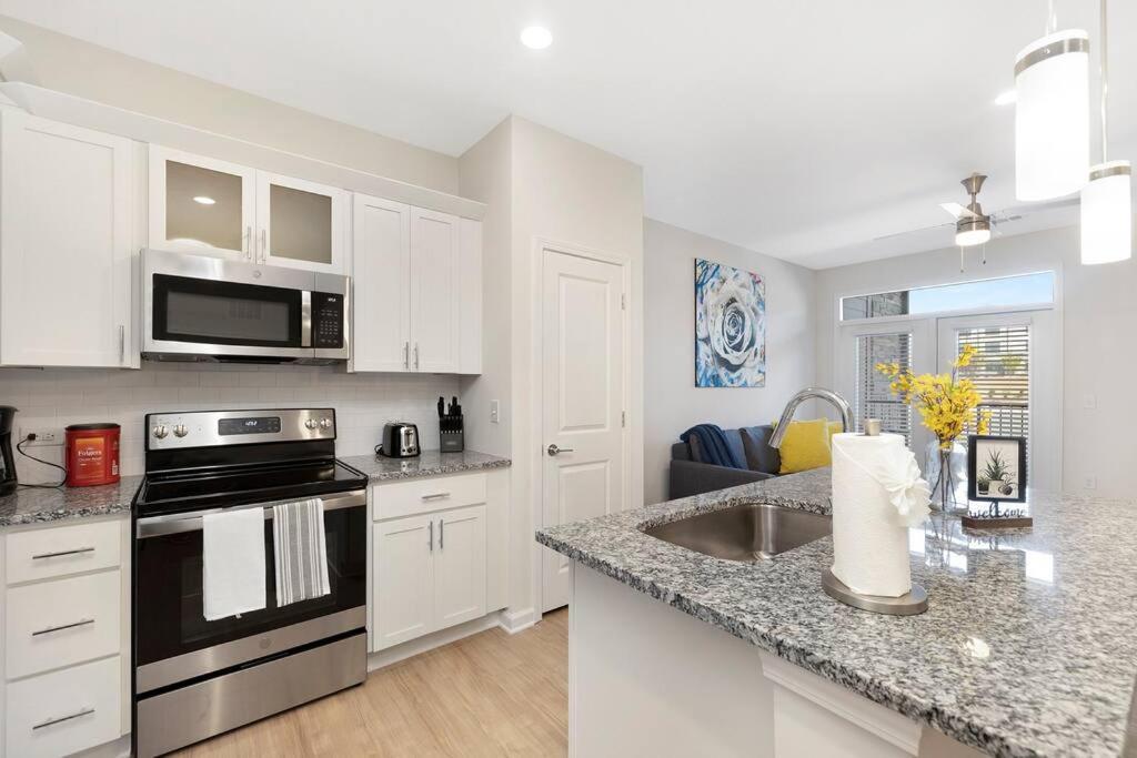Stylish New Condo In Concord Luaran gambar
