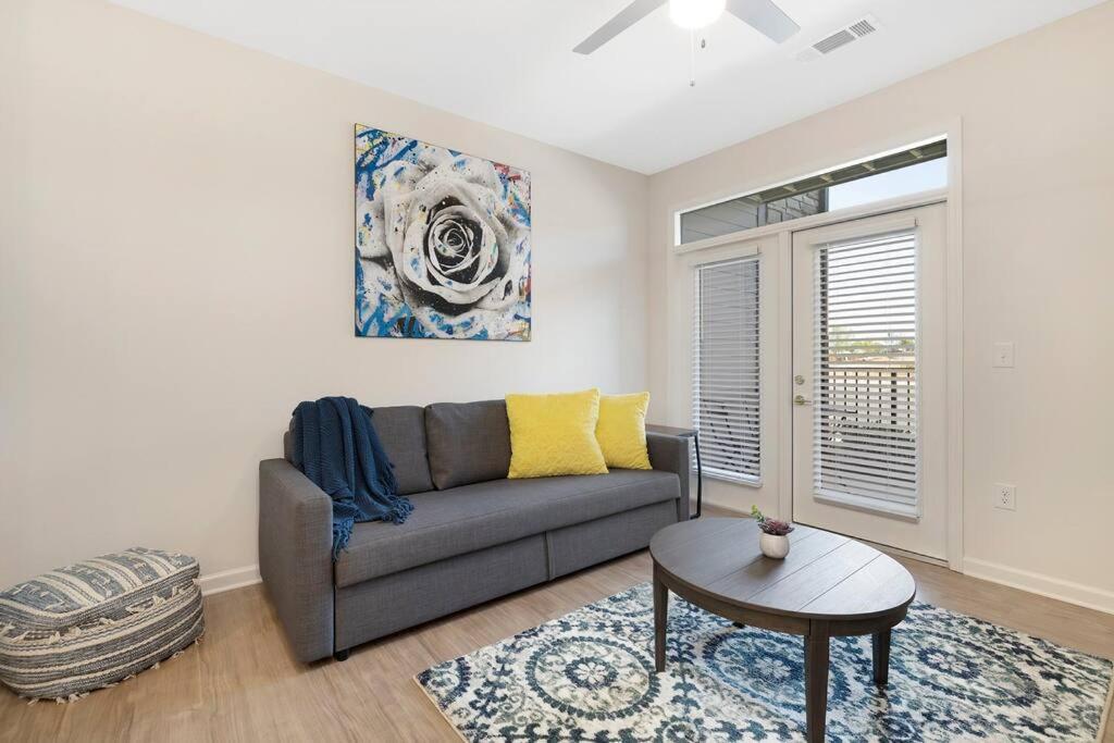 Stylish New Condo In Concord Luaran gambar